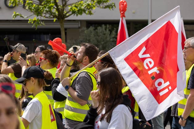Bavaria-wide ver di trade strike starts with rally and demonstration, Nuremberg, 21 05 2026 Striking workers from the Bavarian retail, shipping, wholesale and foreign trade sectors at a ver di rally Participants in yellow high-visibility vests carry ver di flags and blow horns Nuremberg Kornmarkt Bavaria Germany 20260521-286A7575-M4000