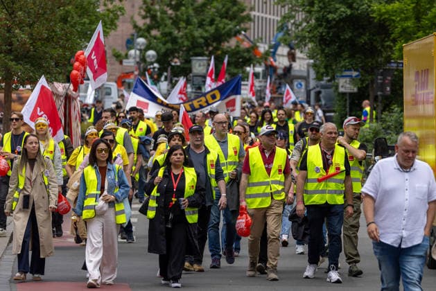 Bavaria-wide ver di trade strike starts with rally and demonstration, Nuremberg, 21 05 2026 Striking workers from the Bavarian retail, shipping, wholesale and foreign trade sectors march through the city center in yellow high-visibility vests with ver di flags ver di demands higher wages, better training allowances and a pensionable minimum income N 20260521-286A7588-M4000