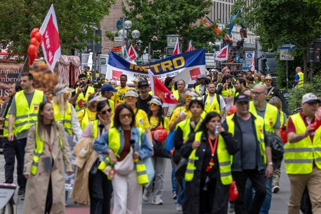 Bavaria-wide ver di trade strike starts with rally and demonstration, Nuremberg, 21 05 2026 Striking workers from the Bavarian retail, shipping, wholesale and foreign trade sectors march through the city center with ver di flags and a Metro banner ver di demands higher wages, better training allowances and a pensionable minimum income Nurembe 20260521-286A7592-M4000