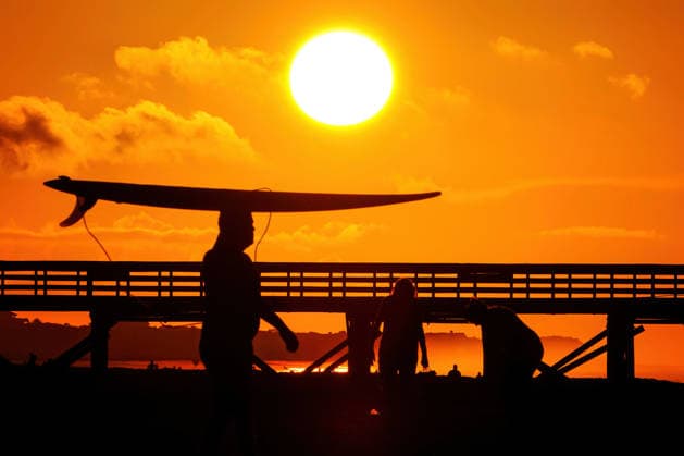 May 21, 2026, Isle Of Palms, Sc, United States: A surfer silhouetted by the sunrise over the Atlantic Ocean carries his board to the water on Front Beach, May 21, 2026 in Isle of Palms, South Carolina. Isle Of Palms United States - ZUMAe02_ 20260521_zaf_e02_002 Copyright: xRichardxEllisx