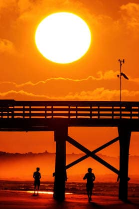 May 21, 2026, Isle Of Palms, Sc, United States: Beachgoers silhouetted by the sunrise walk along the beach near the IOP Fishing Pier on Front Beach, May 21, 2026 in Isle of Palms, South Carolina. Isle Of Palms United States - ZUMAe02_ 20260521_zaf_e02_004 Copyright: xRichardxEllisx