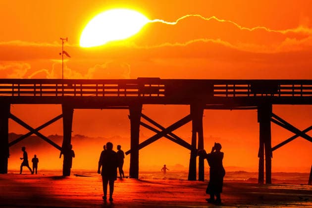 May 21, 2026, Isle Of Palms, Sc, United States: Beachgoers silhouetted by the sunrise walk along the beach near the IOP Fishing Pier on Front Beach, May 21, 2026 in Isle of Palms, South Carolina. Isle Of Palms United States - ZUMAe02_ 20260521_zaf_e02_001 Copyright: xRichardxEllisx