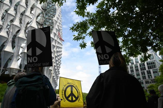 Anti-nuclear protest outside US Embassy in London LONDON, UNITED KINGDOM - MAY 21: Protesters holding banners gather during a demonstration against nuclear weapons outside the United States Embassy in London, United Kingdom on May 21, 2026. Rasid Necati Aslim Anadolu London United Kingdom. Editorial use only. Please get in touch for any other usage.  Copyright: x2026xAnadoluxRasidxNecatixAslimx