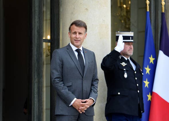 Emmanuel Macron Welcomes Micheal Martin Prime Minister Of Ireland - Paris French President Emmanuel Macron welcomes Micheal Martin Prime Minister of Ireland at the Elysee presidential palace in Paris, France on May 21, 2026. Photo by Alain Apaydin ABACAPRESS.COM Paris Ile-de-France France  Copyright: xApaydinxAlain ABACAx