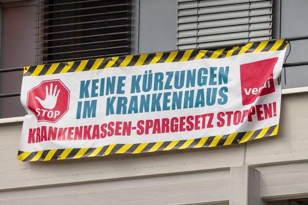 Protest action against hospital cuts, Nuremberg, 21 05 2026 Banner of the trade union ver di with the inscription No cuts in hospitals and stop health insurance savings law on a building facade Nuremberg Bavaria Germany 20260521-286A7577-M4000