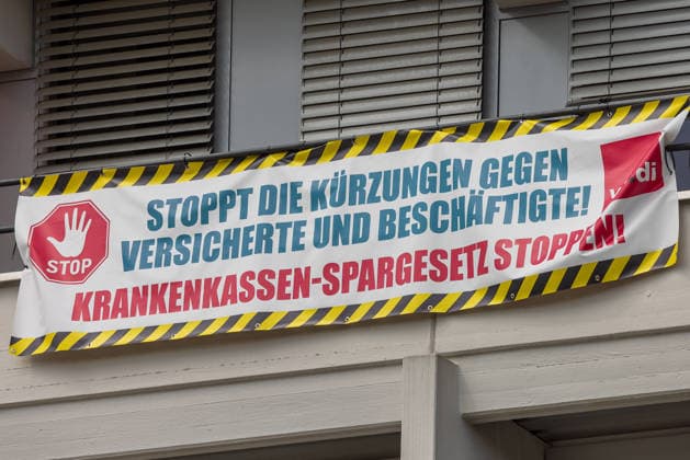 Verdi protest against health insurance austerity law, Nuremberg, 21 05 2026 Banner of the trade union Verdi with the inscription Stop the cuts against insured persons and employees Stop the health insurance austerity law on a house facade Nuremberg Bavaria Germany 20260521-286A7578-M4000