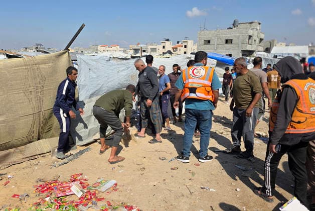 Palestinian Rescue Teams Inspect Site of Israeli Strike in Khan Younis Palestinian paramedics, civil defense crews and residents inspect the site of an Israeli airstrike that targeted a tent sheltering displaced people in the Mawasi area of Khan Younis in the southern Gaza Strip, on May 21, 2026. According to local sources, the strike wounded several displaced Palestinians, sparked a fire in the targeted tent and caused extensive damage to nearby tents. Photo by Tariq Mohammad APA Images Khan Yunis Gaza Strip Palestinian Territory 210526_Khan_Yunis_TM_02(8) Copyright: xapaimagesxTariqxMohammad xapaimagesx