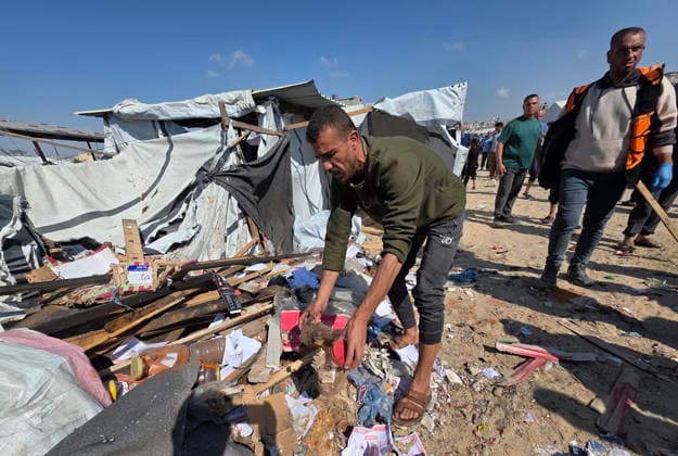 Palestinian Rescue Teams Inspect Site of Israeli Strike in Khan Younis Palestinian paramedics, civil defense crews and residents inspect the site of an Israeli airstrike that targeted a tent sheltering displaced people in the Mawasi area of Khan Younis in the southern Gaza Strip, on May 21, 2026. According to local sources, the strike wounded several displaced Palestinians, sparked a fire in the targeted tent and caused extensive damage to nearby tents. Photo by Tariq Mohammad APA Images Khan Yunis Gaza Strip Palestinian Territory 210526_Khan_Yunis_TM_02(1) Copyright: xapaimagesxTariqxMohammad xapaimagesx