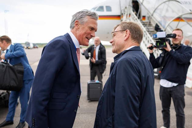 Johann Wadephul CDU , Federal Foreign Minister, travels to the NATO Foreign Ministers Meeting in Helsingborg Here at the welcome by the Permanent Representative of the Federal Republic of Germany to NATO, Dr. Detlef Waechter Aengelholm, 21 05 2026 Photographed on behalf of the Foreign Office Aengelholm Sweden Copyright: xThomasxImo AAx