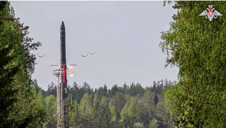 News Bilder des Tages MAY 21, 2026: A RS-24 Yars missile system crew takes part in a nuclear exercise held by the Russian and Belarusian Armed Forces. Video grab. Best quality available  - ZUMAt113 20260521_zaa_t113_183 Copyright: xRussianxDefencexMinistryx