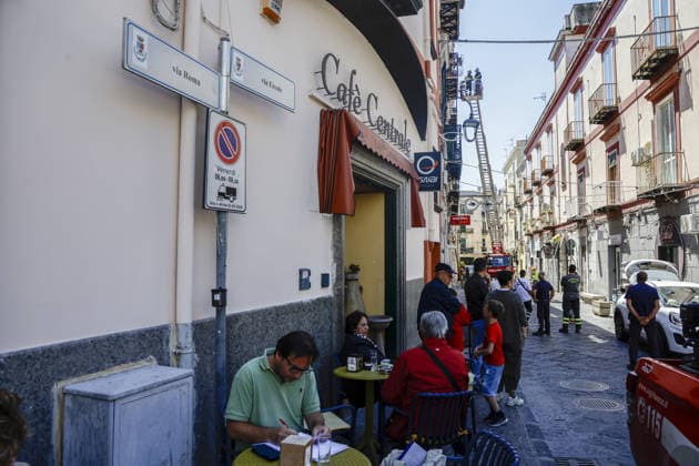 News - Bacoli, earthquake 4.4 Bacoli: following this morning s earthquake at 5.50am, there are no major issues in the town; only in Via Ercole has a cornice fallen from a building. Napoli Bacoli Italy Copyright: xAntonioxBalascox xLiveMediax LPN_2462557