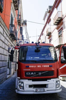 News - Bacoli, earthquake 4.4 Bacoli: following this morning s earthquake at 5.50am, there are no major issues in the town; only in Via Ercole has a cornice fallen from a building. Napoli Bacoli Italy Copyright: xAntonioxBalascox xLiveMediax LPN_2462559