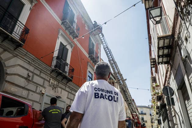 News - Bacoli, earthquake 4.4 Bacoli: following this morning s earthquake at 5.50am, there are no major issues in the town; only in Via Ercole has a cornice fallen from a building. Napoli Bacoli Italy Copyright: xAntonioxBalascox xLiveMediax LPN_2462561