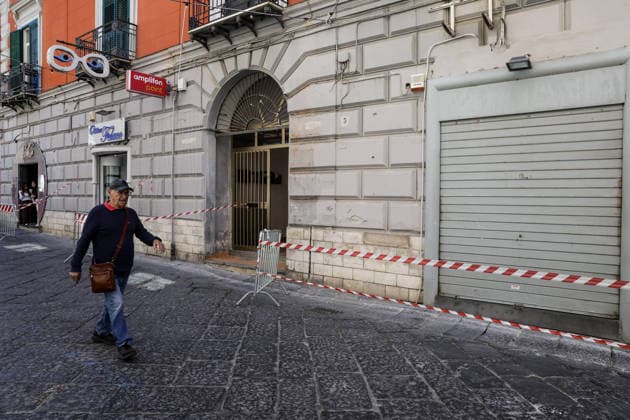 News - Bacoli, earthquake 4.4 Bacoli: following this morning s earthquake at 5.50am, there are no major issues in the town; only in Via Ercole has a cornice fallen from a building. Napoli Bacoli Italy Copyright: xAntonioxBalascox xLiveMediax LPN_2462565