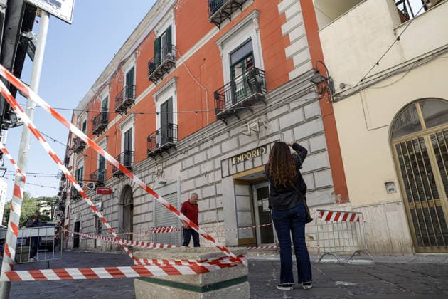 News - Bacoli, earthquake 4.4 Bacoli: following this morning s earthquake at 5.50am, there are no major issues in the town; only in Via Ercole has a cornice fallen from a building. Napoli Bacoli Italy Copyright: xAntonioxBalascox xLiveMediax LPN_2462566