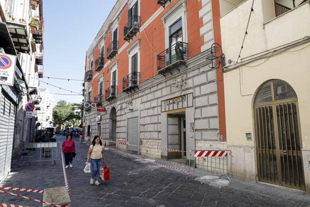 News - Bacoli, earthquake 4.4 Bacoli: following this morning s earthquake at 5.50am, there are no major issues in the town; only in Via Ercole has a cornice fallen from a building. Napoli Bacoli Italy Copyright: xAntonioxBalascox xLiveMediax LPN_2462568