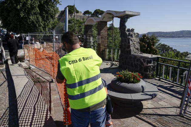 News - Bacoli, earthquake 4.4 Bacoli: following this morning s earthquake at 5.50am, there are no major issues in the town; only in Via Ercole has a cornice fallen from a building. In photo The arch at the Valenzi viewpoint has been damaged Napoli Bacoli Italy Copyright: xAntonioxBalascox xLiveMediax LPN_2462575