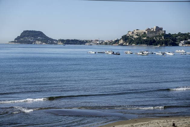 News - Bacoli, earthquake 4.4 Bacoli: following this morning s earthquake at 5.50am, there are no major issues in the town; only in Via Ercole has a cornice fallen from a building. In photo the area where the earthquake struck in the waters off Bacoli Napoli Bacoli Italy Copyright: xAntonioxBalascox xLiveMediax LPN_2462579