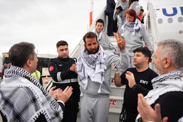 Detained Global Sumud aid flotilla activists arrive in Istanbul ISTANBUL, TURKIYE - MAY 21: Members of Global Sumud Flotilla, who were detained by Israel in international waters, arrive at Istanbul Airport with three Turkish Airlines (THY) planes in Istanbul, Turkiye on May 21, 2026. Three planes carrying activists from the Global Sumud humanitarian aid flotilla, detained earlier this week by Israel in international waters, arrived in Istanbul on Thursday. Three Turkish Airlines planes transporting the activists who were detained aboard the flotilla, which came under attack by the Israeli army in international waters while attempting to break the blockade on Gaza and deliver vital humanitarian aid, landed at Istanbul Airport. The activists  Copyright: x2026xAnadoluxHakanxAkgunx