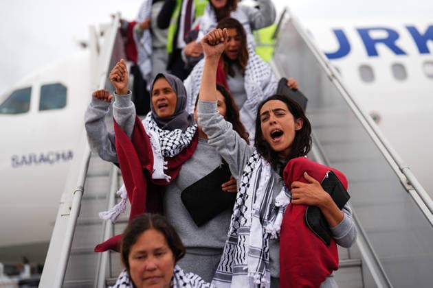 Detained Global Sumud aid flotilla activists arrive in Istanbul ISTANBUL, TURKIYE - MAY 21: Members of Global Sumud Flotilla, who were detained by Israel in international waters, arrive at Istanbul Airport with three Turkish Airlines (THY) planes in Istanbul, Turkiye on May 21, 2026. Three planes carrying activists from the Global Sumud humanitarian aid flotilla, detained earlier this week by Israel in international waters, arrived in Istanbul on Thursday. Three Turkish Airlines planes transporting the activists who were detained aboard the flotilla, which came under attack by the Israeli army in international waters while attempting to break the blockade on Gaza and deliver vital humanitarian aid, landed at Istanbul Airport. The activists  Copyright: x2026xAnadoluxHakanxAkgunx