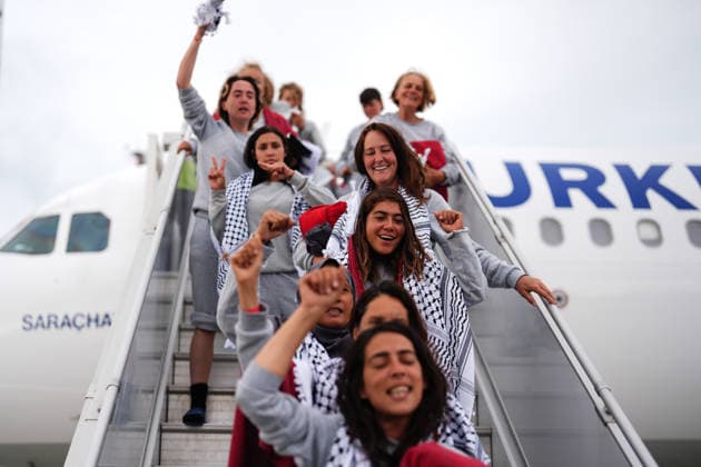 Detained Global Sumud aid flotilla activists arrive in Istanbul ISTANBUL, TURKIYE - MAY 21: Members of Global Sumud Flotilla, who were detained by Israel in international waters, arrive at Istanbul Airport with three Turkish Airlines (THY) planes in Istanbul, Turkiye on May 21, 2026. Three planes carrying activists from the Global Sumud humanitarian aid flotilla, detained earlier this week by Israel in international waters, arrived in Istanbul on Thursday. Three Turkish Airlines planes transporting the activists who were detained aboard the flotilla, which came under attack by the Israeli army in international waters while attempting to break the blockade on Gaza and deliver vital humanitarian aid, landed at Istanbul Airport. The activists  Copyright: x2026xAnadoluxHakanxAkgunx