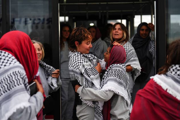 Detained Global Sumud aid flotilla activists arrive in Istanbul ISTANBUL, TURKIYE - MAY 21: Members of Global Sumud Flotilla, who were detained by Israel in international waters, arrive at Istanbul Airport with three Turkish Airlines (THY) planes in Istanbul, Turkiye on May 21, 2026. Three planes carrying activists from the Global Sumud humanitarian aid flotilla, detained earlier this week by Israel in international waters, arrived in Istanbul on Thursday. Three Turkish Airlines planes transporting the activists who were detained aboard the flotilla, which came under attack by the Israeli army in international waters while attempting to break the blockade on Gaza and deliver vital humanitarian aid, landed at Istanbul Airport. The activists  Copyright: x2026xAnadoluxHakanxAkgunx