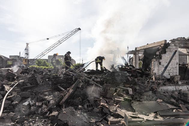 Aftermath of Russian airstrike in Kramatorsk and Druzhkivka KRAMATORSK, UKRAINE - MAY 21: Firefighters extinguish a fire following a Russian airstrike on the city of Kramatorsk, Ukraine, 21 May 2026 Diego Herrera Carcedo Anadolu Druzhkivka Ukraine. Editorial use only. Please get in touch for any other usage.  Copyright: x2026xAnadoluxDiegoxHerreraxCarcedox