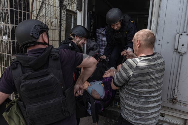 Aftermath of Russian airstrike in Kramatorsk and Druzhkivka DRUZHKIVKA, UKRAINE - MAY 21: Ukrainian emergency services evacuate a woman following ongoing Russian attacks in Druzhkivka, Ukraine, 21 May 2026 Diego Herrera Carcedo Anadolu Druzhkivka Ukraine. Editorial use only. Please get in touch for any other usage.  Copyright: x2026xAnadoluxDiegoxHerreraxCarcedox
