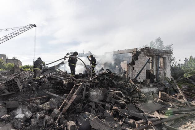 Aftermath of Russian airstrike in Kramatorsk and Druzhkivka KRAMATORSK, UKRAINE - MAY 21: Firefighters extinguish a fire following a Russian airstrike on the city of Kramatorsk, Ukraine, 21 May 2026 Diego Herrera Carcedo Anadolu Druzhkivka Ukraine. Editorial use only. Please get in touch for any other usage.  Copyright: x2026xAnadoluxDiegoxHerreraxCarcedox