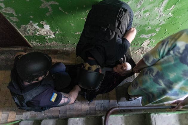 Aftermath of Russian airstrike in Kramatorsk and Druzhkivka DRUZHKIVKA, UKRAINE - MAY 21: Ukrainian emergency services evacuate a woman following ongoing Russian attacks in Druzhkivka, Ukraine, 21 May 2026 Diego Herrera Carcedo Anadolu Druzhkivka Ukraine. Editorial use only. Please get in touch for any other usage.  Copyright: x2026xAnadoluxDiegoxHerreraxCarcedox
