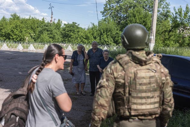 Aftermath of Russian airstrike in Kramatorsk and Druzhkivka DRUZHKIVKA, UKRAINE - MAY 21: A woman weeps upon discovering the death of a relative, who was killed in a Russian airstrike in Druzhkivka, Ukraine, on 21 May 2026 Diego Herrera Carcedo Anadolu Druzhkivka Ukraine. Editorial use only. Please get in touch for any other usage.  Copyright: x2026xAnadoluxDiegoxHerreraxCarcedox