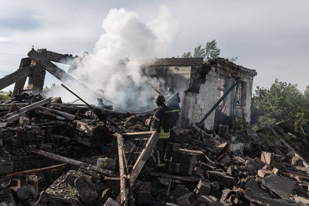Aftermath of Russian airstrike in Ukraine KRAMATORSK, UKRAINE - MAY 21: Firefighters extinguish a fire following a Russian airstrike on the city of Kramatorsk, Ukraine, 21 May 2026 Diego Herrera Carcedo Anadolu Kramatorsk Ukraine. Editorial use only. Please get in touch for any other usage.  Copyright: x2026xAnadoluxDiegoxHerreraxCarcedox