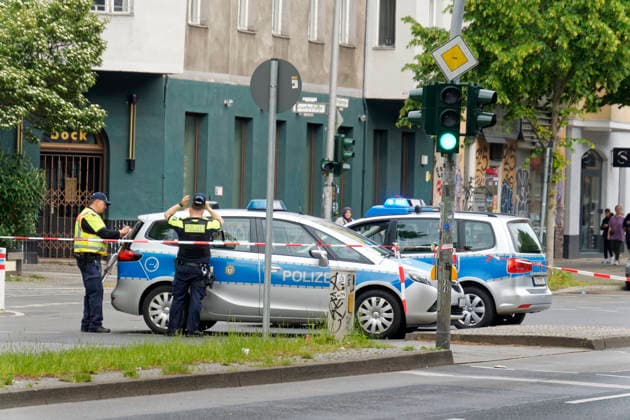 Drive by shootingon 21 5 2026 in Berlin Kreuzberg, Urbanstrasse, police cordon Remmo clan members shot at Drive by shooting in Berlin Kreuzberg Urbanstrasse A Passat station wagon in which at least four members of the notorious Remmo clan were shot at from a scooter