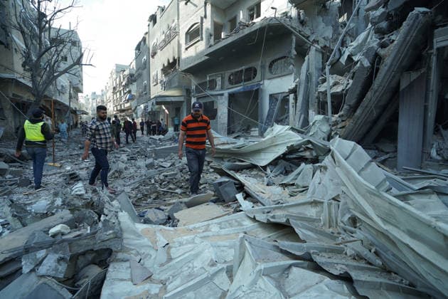 Aftermath Of Israeli Airstrike In Gaza, Palestine Palestinians inspect the rubble of the Ismail family home, destroyed in an Israeli airstrike at Al-Maghazi camp, in the central Gaza Strip, on May 21, 2026. Gaza Palestine  Copyright: xMajdixFathix originalFilename: fathi-notitle260521_npuGI.jpg