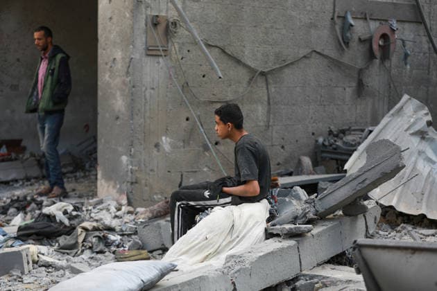 Aftermath Of Israeli Airstrike In Gaza, Palestine Palestinians inspect the rubble of the Ismail family home, destroyed in an Israeli airstrike at Al-Maghazi camp, in the central Gaza Strip, on May 21, 2026. Gaza Palestine  Copyright: xMajdixFathix originalFilename: fathi-notitle260521_npEW8.jpg