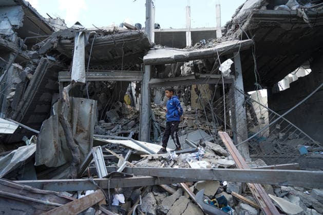 Aftermath Of Israeli Airstrike In Gaza, Palestine Palestinians inspect the rubble of the Ismail family home, destroyed in an Israeli airstrike at Al-Maghazi camp, in the central Gaza Strip, on May 21, 2026. Gaza Palestine  Copyright: xMajdixFathix originalFilename: fathi-notitle260521_npfw4.jpg