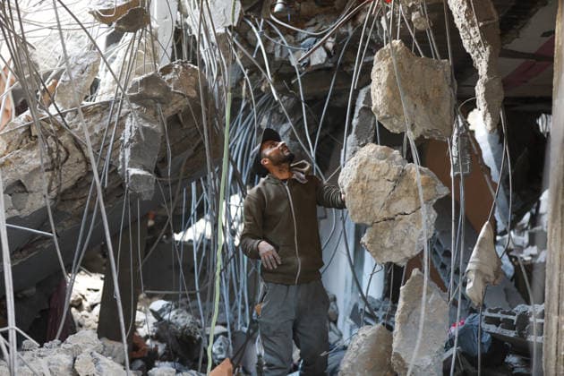 Aftermath Of Israeli Airstrike In Gaza, Palestine Palestinians inspect the rubble of the Ismail family home, destroyed in an Israeli airstrike at Al-Maghazi camp, in the central Gaza Strip, on May 21, 2026. Gaza Palestine  Copyright: xMajdixFathix originalFilename: fathi-notitle260521_npDKV.jpg