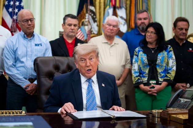 The White House WASHINGTON, DC - MAY 21: U.S. President Donald Trump speaks at an event with Environmental Protection Agency (EPA) Administrator Lee Zeldin on May 21, 2026 in the Oval Office at the White House in Washington, D.C. Trump said he would rescind Biden-era regulations on refrigerators and air conditioners. (Photo by Al Drago for The Washington Post) Washington DC United States  Copyright: xPool ABACAx