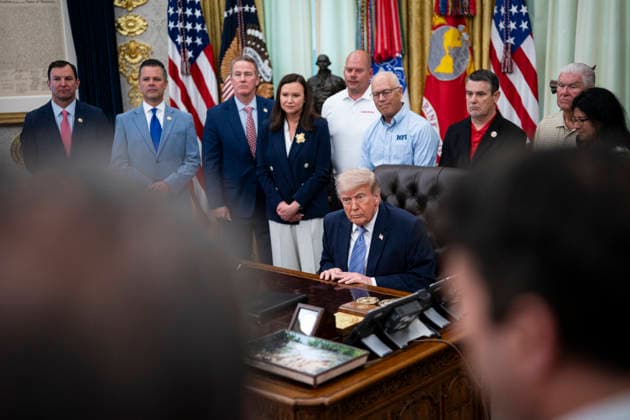 The White House WASHINGTON, DC - MAY 21: U.S. President Donald Trump listens to a question from a member of the media at an event with Environmental Protection Agency (EPA) Administrator Lee Zeldin on May 21, 2026 in the Oval Office at the White House in Washington, D.C. Trump said he would rescind Biden-era regulations on refrigerators and air conditioners. (Photo by Al Drago for The Washington Post) Washington DC United States  Copyright: xPool ABACAx