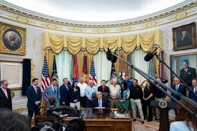 The White House WASHINGTON, DC - MAY 21: U.S. President Donald Trump speaks at an event with Environmental Protection Agency (EPA) Administrator Lee Zeldin on May 21, 2026 in the Oval Office at the White House in Washington, D.C. Trump said he would rescind Biden-era regulations on refrigerators and air conditioners. (Photo by Al Drago for The Washington Post) Washington DC United States  Copyright: xPool ABACAx