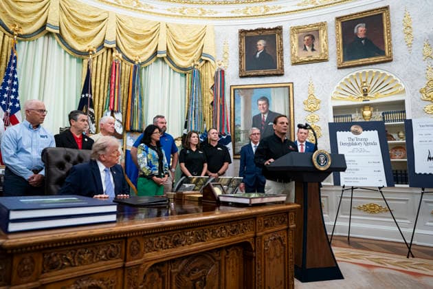 The White House WASHINGTON, DC - MAY 21: Kevin McDaniel, owner of a chain of Piggly Wiggly food stores, right, speaks at an event with U.S. President Donald Trump on May 21, 2026 in the Oval Office at the White House in Washington, D.C. Trump said he would rescind Biden-era regulations on refrigerators and air conditioners. (Photo by Al Drago for The Washington Post) Washington DC United States  Copyright: xPool ABACAx