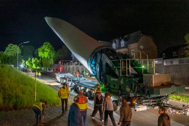 Nightly special transport of a 78 meter long, 25 T heavy blade, of a wind turbine, here in Hemer, Sauerland, with a self-propelled blade lifter vehicle, the entire combination has a length of 90 meters, over a 17 KM long route, through towns, villages, over country roads