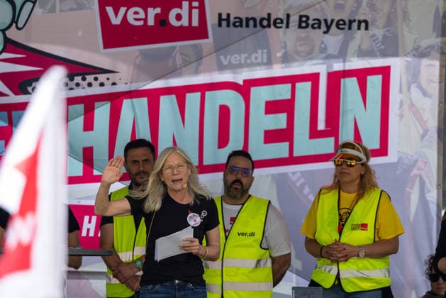 Bavaria-wide ver di trade strike starts with rally and demonstration, Nuremberg, 21 05 2026 Silke Zimmer, Head of the Trade Department and member of the ver di Federal Executive Board, speaks at the strike rally In the background, ver di members in yellow high-visibility vests in front of a banner with the inscription Handeln Nuremberg Bavaria Germany 20260521-286A7535-M4000