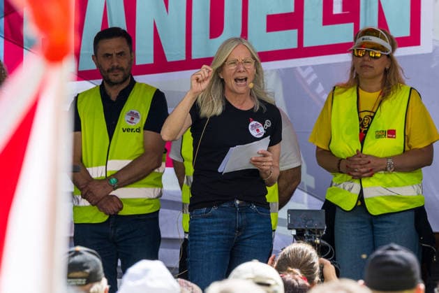 Bavaria-wide ver di trade strike starts with rally and demonstration, Nuremberg, 21 05 2026 Silke Zimmer, Head of the Trade Department and member of the ver di Federal Executive Board, speaks on stage at the strike rally Behind her are union colleagues in yellow ver di vests Nuremberg Bavaria Germany 20260521-286A7539-M4000