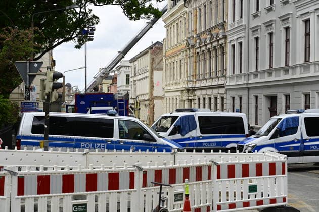 View of the police cordon Photo taken from James von Moltke Strasse in Görlitz An inhabited house collapsed here in the early evening of 18 5 2026 Around two days after the house collapsed in the east German town, the body of a woman was found in the rubble Görlitz, 21 05 2026 Copyright: xMatthiasxWehnertx