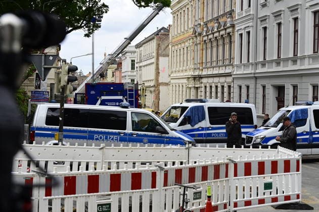 View of the police cordon Photo taken from James von Moltke Strasse in Görlitz An inhabited house collapsed here in the early evening of 18 5 2026 Around two days after the house collapsed in the east German town, the body of a woman was found in the rubble Görlitz, 21 05 2026 Copyright: xMatthiasxWehnertx