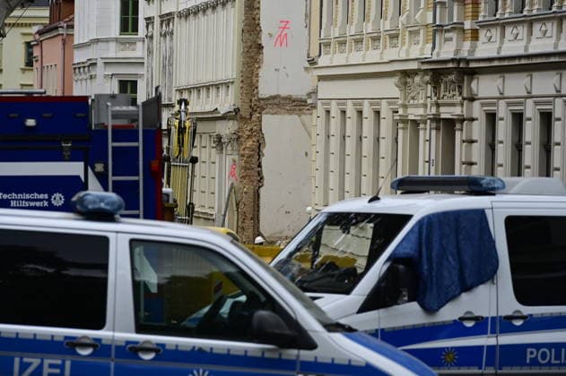 View of the police cordon Photo taken from James von Moltke Strasse in Görlitz An inhabited house collapsed here in the early evening of 18 5 2026 Around two days after the house collapsed in the east German town, the body of a woman was found in the rubble Görlitz, 21 05 2026 Copyright: xMatthiasxWehnertx