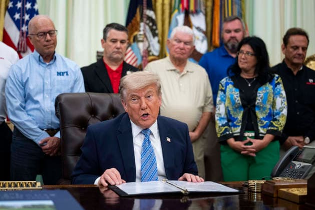 May 21, 2026, Washington, District Of Columbia, USA: WASHINGTON, DC - MAY 21: U.S. President Donald Trump speaks at an event with Environmental Protection Agency (EPA) Administrator Lee Zeldin on May 21, 2026 in the Oval Office at the White House in Washington, D.C. Trump said he would rescind Biden-era regulations on refrigerators and air conditioners Washington USA - ZUMAs152 20260521_faa_s152_027 Copyright: xAlxDragox-xPoolxviaxCNPx