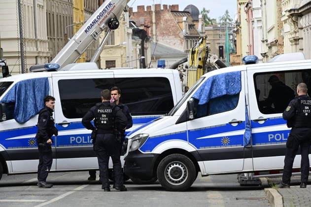View of the police cordon Photo taken from James von Moltke Strasse in Görlitz An inhabited house collapsed here in the early evening of 18 5 2026 Around two days after the house collapsed in the east German town, the body of a woman was found in the rubble Görlitz, 21 05 2026 Copyright: xMatthiasxWehnertx