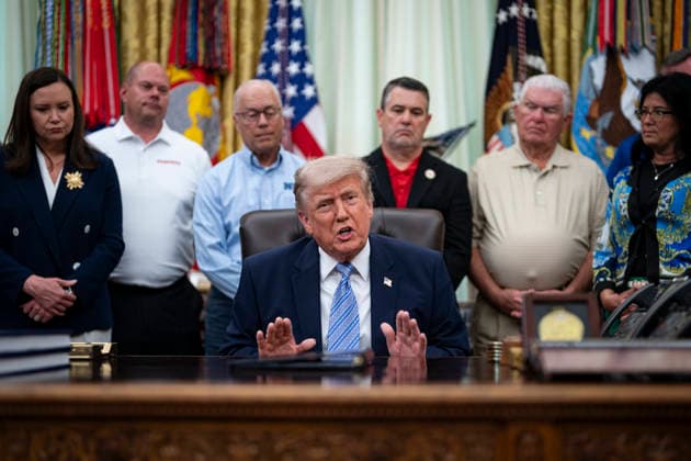 May 21, 2026, Washington, District Of Columbia, USA: WASHINGTON, DC - MAY 21: U.S. President Donald Trump speaks at an event with Environmental Protection Agency (EPA) Administrator Lee Zeldin on May 21, 2026 in the Oval Office at the White House in Washington, D.C. Trump said he would rescind Biden-era regulations on refrigerators and air conditioners Washington USA - ZUMAs152 20260521_faa_s152_025 Copyright: xAlxDragox-xPoolxviaxCNPx